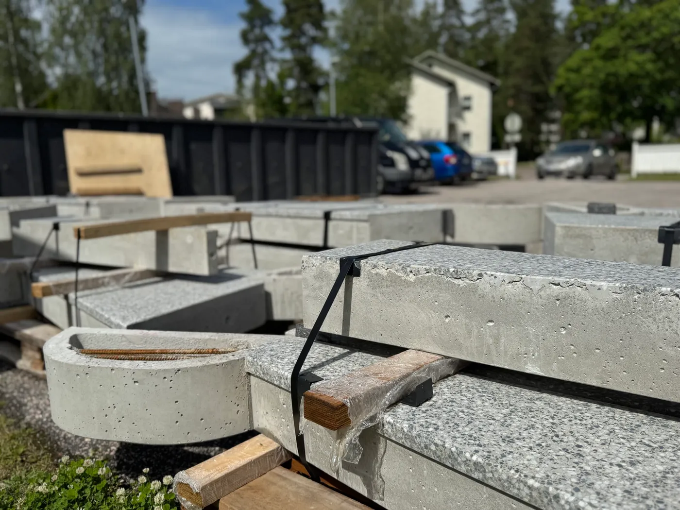 Mosaiikkibetoniset porraselementit pakattuna valmiina toimitukseen työmaalle